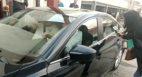 El cantante compareció por poco más de una hora y se retiró de la fiscalía alrededor de las 18:50, ante la presencia de los medios de comunicación, a los que no concedió ninguna declaración.
<br>