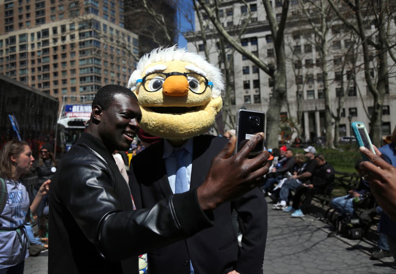 Un fan de Sanders se toma una foto con un simpatizante disfrazado como el senador, Nueva York, 15 de abril de 2016.