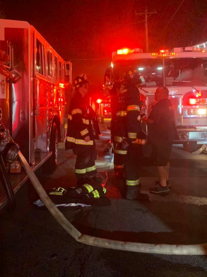 Otro hombre que intentó rescatar a la pareja también resultó herido después de que escapó por una ventana del segundo piso. Ese hombre está siendo tratado en el Hospital de Reading.