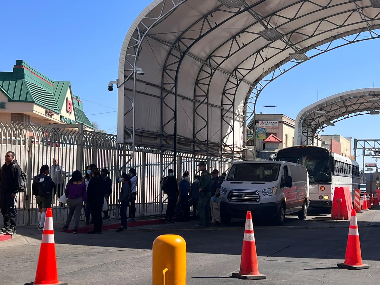 Un autobús con personas deportadas arribó a la zona.
