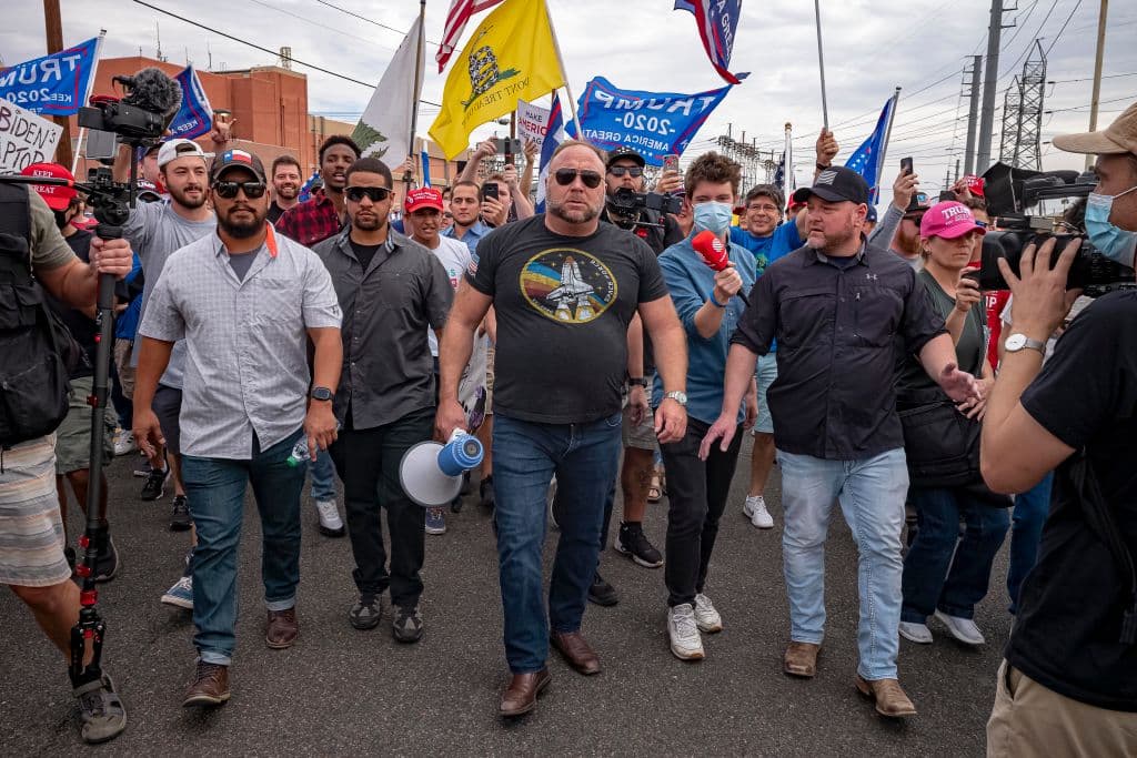 El presentador de radio de extrema derecha, Alex Jones, dio un discurso a los partidarios del presidente Donald Trump, mientras protestan frente al Departamento de Elecciones del condado de Maricopa mientras se cuentan los votos en Phoenix.
<a href="https://www.univision.com/noticias/politica/facebook-apple-youtube-y-spotify-vetan-al-rey-de-las-teorias-conspirativas-alex-jones-por-propagar-discursos-de-odio" target="_blank">Jones es considerado el 'rey' de las teorías conspirativas, y fue vetado de plataformas por discurso de odio</a>. También fue demandado por los padres de niños asesinados en la masacre de Sandy Hook, que Jones niega.