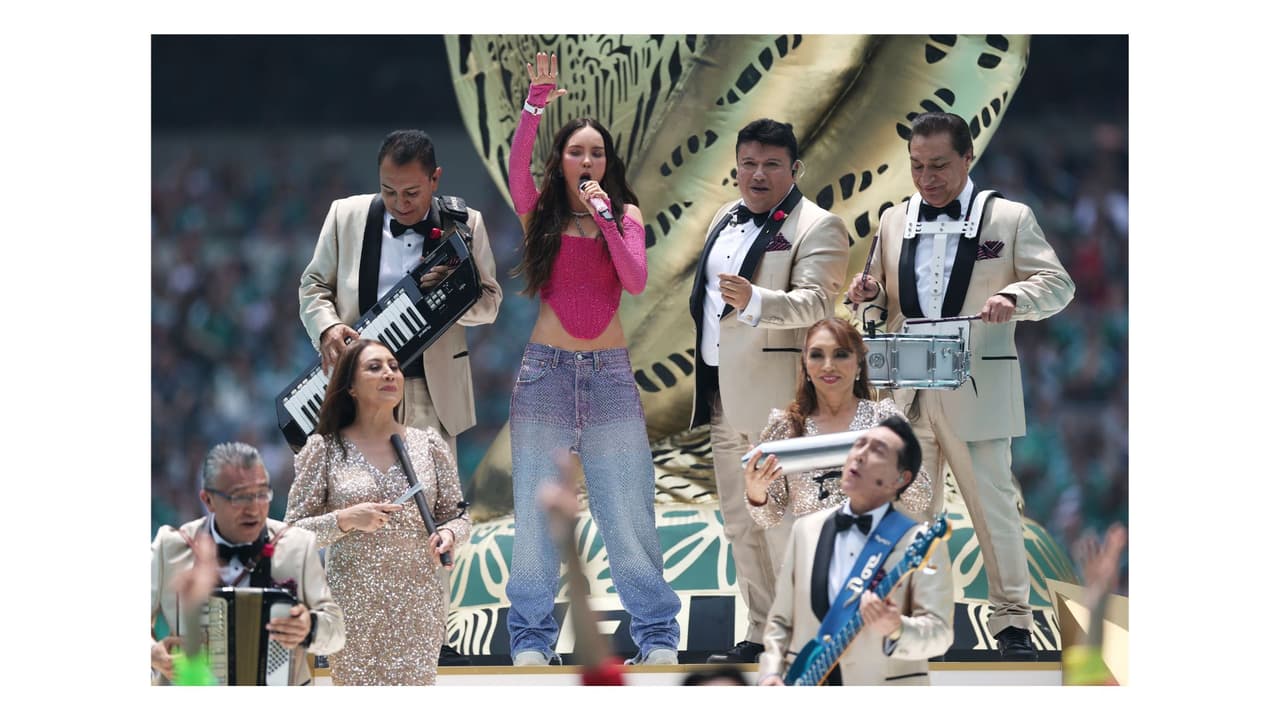 Belinda sorprendió en la inauguración del Mundial de Futbol.
