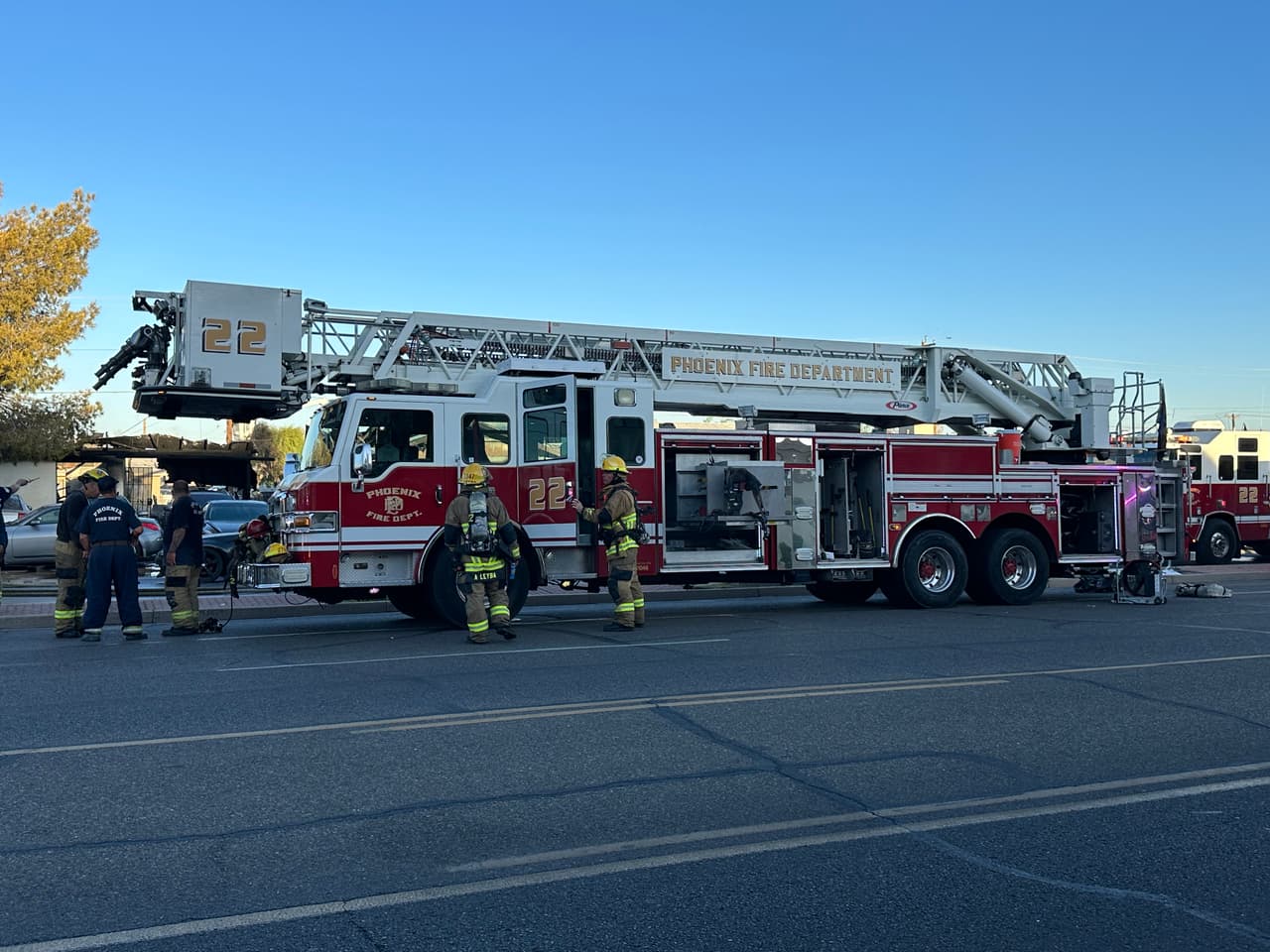 Elementos del Departamento de Bomberos de Phoenix fueron enviados a la cuadra 5226 de S 19th Avenue, cerca de Broadway Road donde se desarrollaba el fuego.