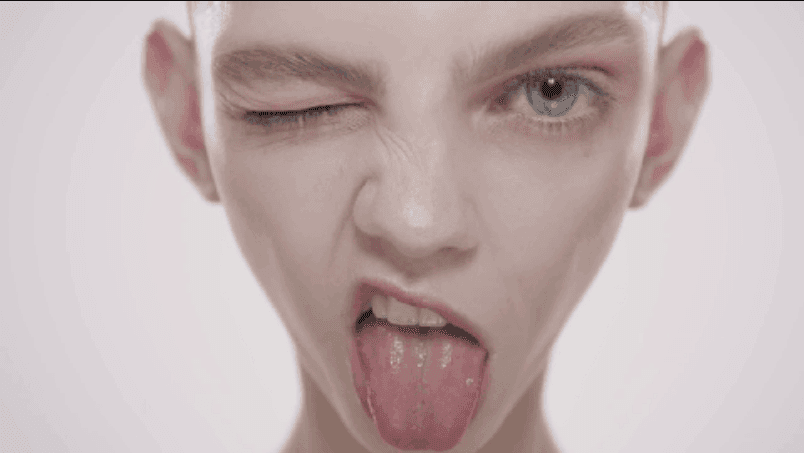 Pero eso no le impidió salir al mundo y convertirte en la chica que todo diseñador quiere en su pasarela.