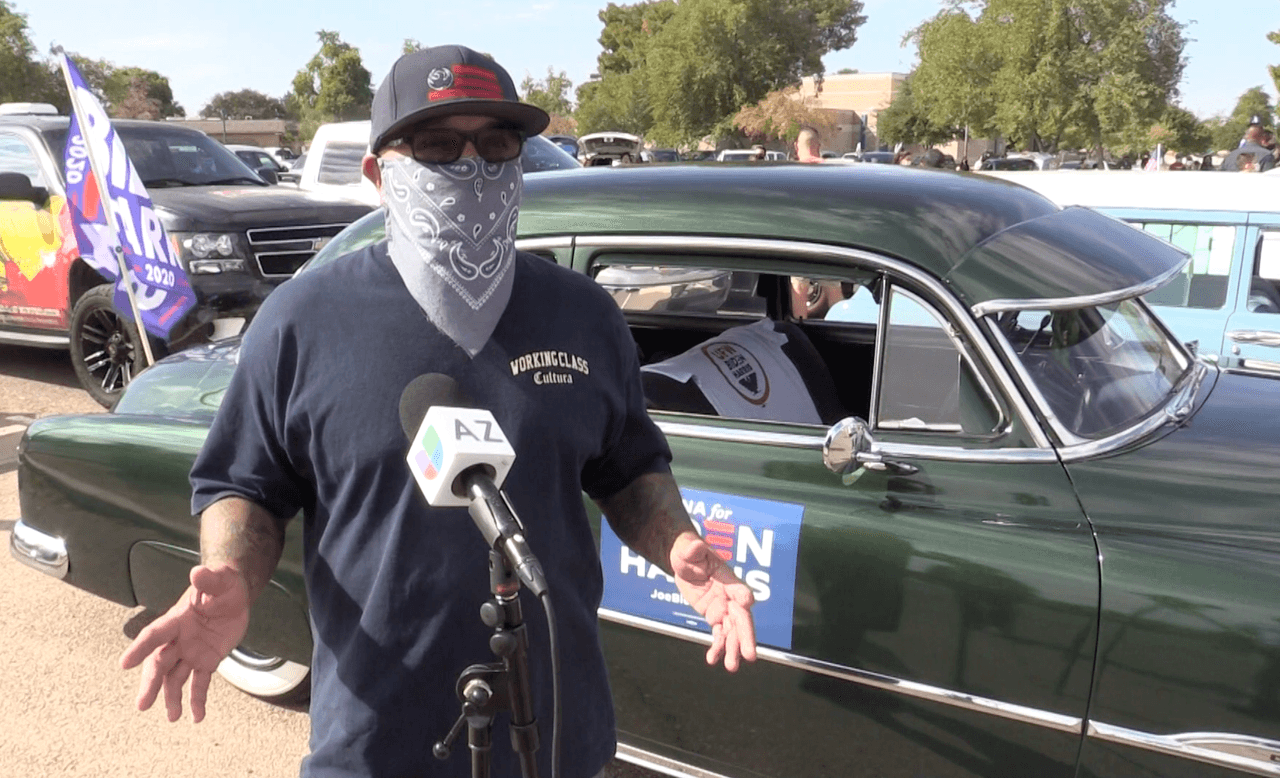 “Crecí aquí en el sur de Phoenix y fui a la escuela del otro lado del campo. Vine porque escuché del evento y apoyo a Biden y Harris, hay que ayudar en lo que podamos”, dice Bobby González, dueño del lowriders. Así como él que trajo a su auto, llamado Chile Verde, hubo otros que también participaron del desfile de autos.
<br>