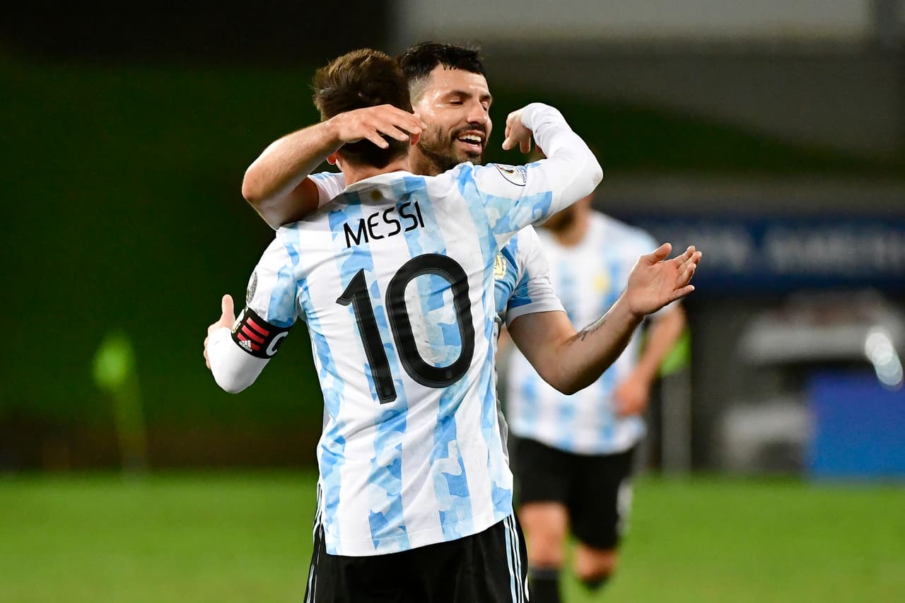 Argentina le pasó por encima a Bolivia con una gran noche de Lionel Messi, quien ya es el jugador con más apariciones en la selección albiceleste. ‘Papu’ Gómez hizo el primer gol del partido y Lautaro Martínez sentenció. Bolivia hizo el del honor.