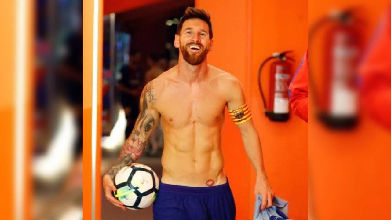 También tiene unos labios a la cintura. Resalta un ojo, quizá el de su compañera de vida.