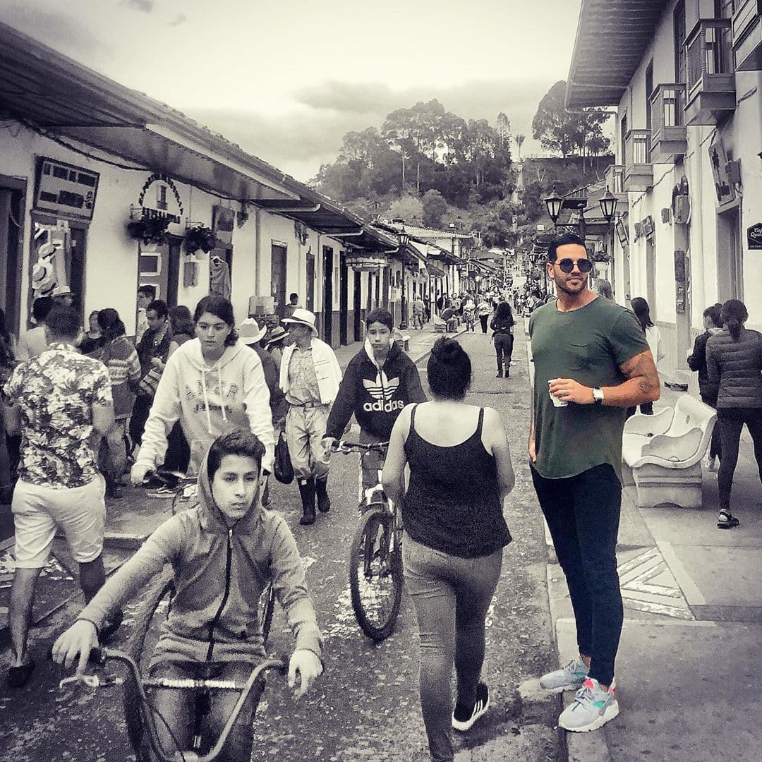 Al chef de la casa le encanta descubrir las maravillas de los rincones de los destinos de Colombia.