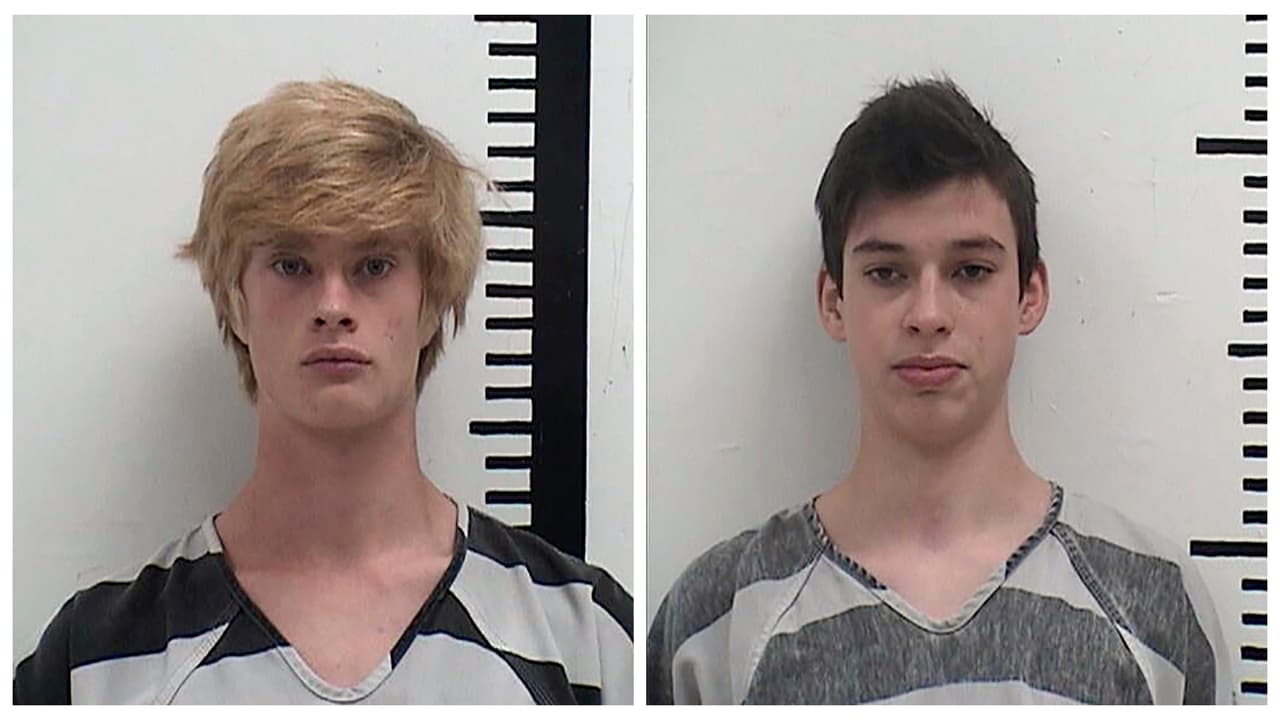 Dos adolescentes asesinan a su profesora de español con un bate de béisbol y luego esconden su cadáver bajo una carretilla