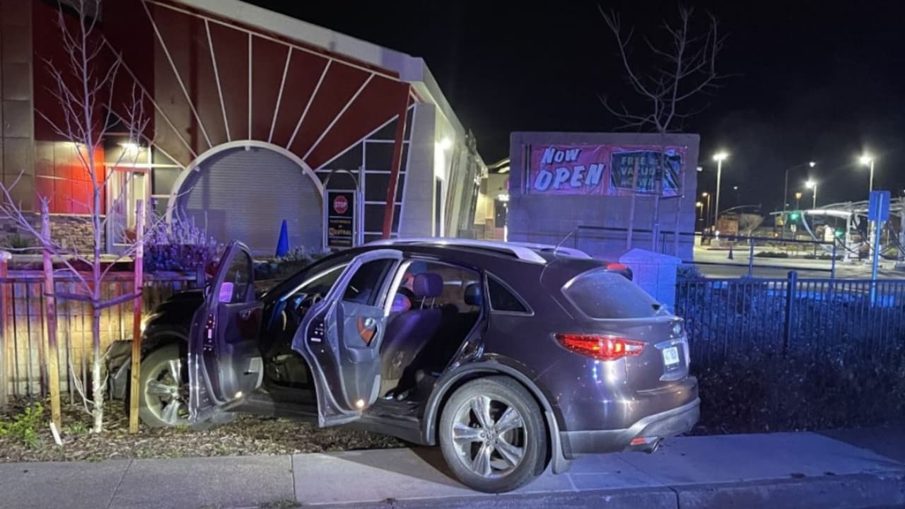 Así quedó el auto de los sospechosos tras la persecución de la policía.