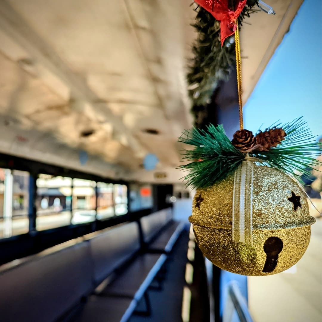 Los niños recibirán un cascabel de Blue Ridge Scenic Railway, un bastón de caramelo, un paquete de actividades y la oportunidad de ver a Santa Claus.