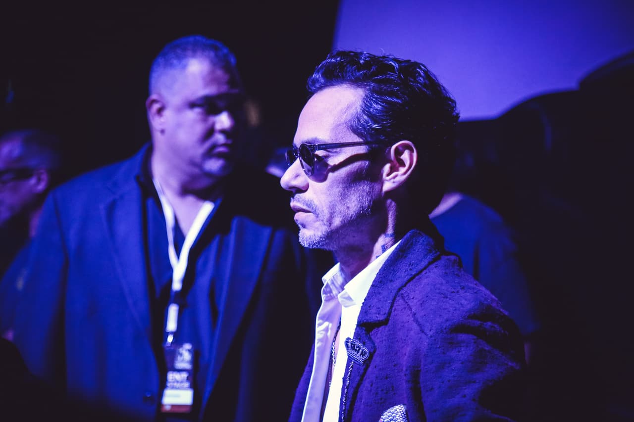 El cantante estaba muy concentrado y pensativo.