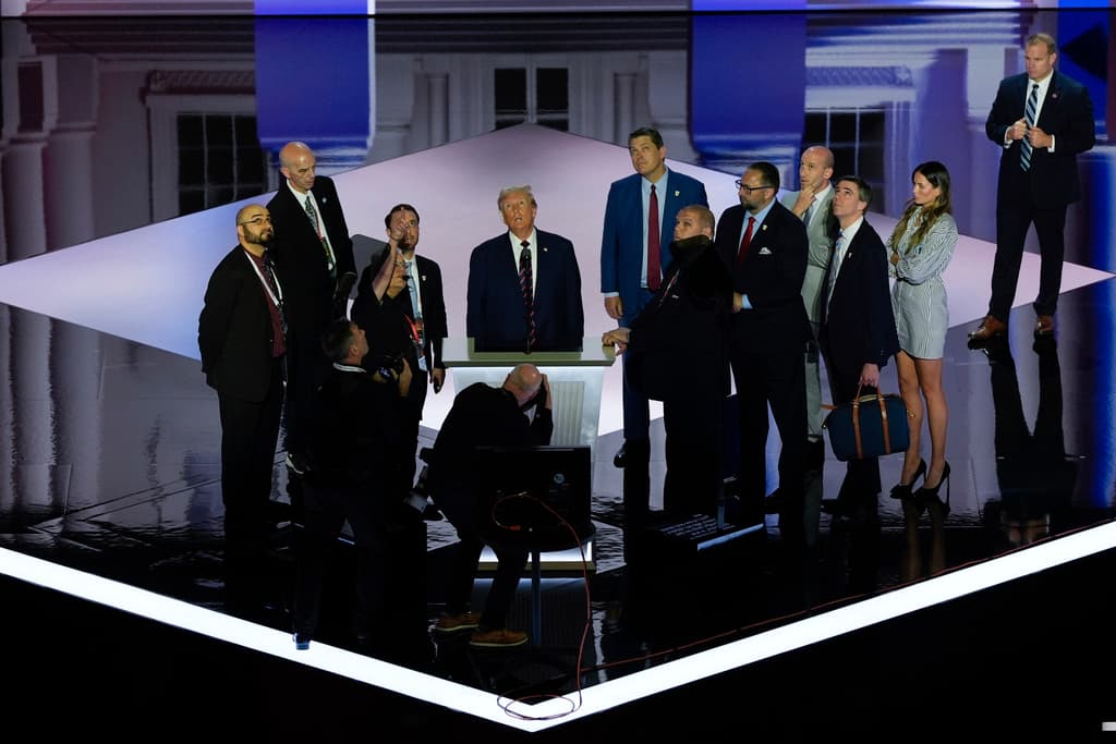 Donald Trump revisa el escenario de la Convención Republicana antes de su discurso el jueves.