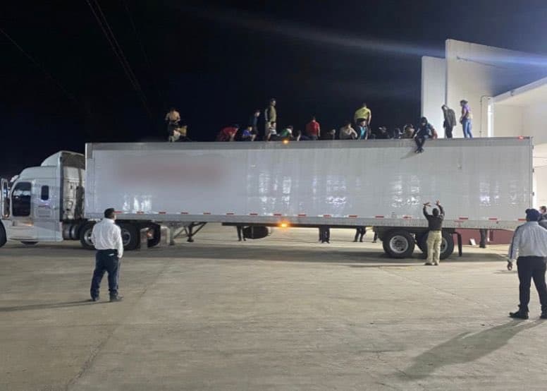 Hallan a más de 350 migrantes hacinados en un camión en México
