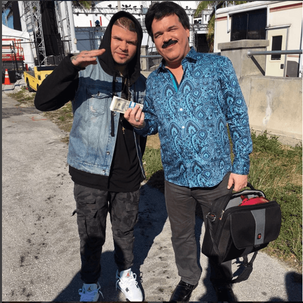 Farruko publicó junto a esta imagen: "Aquí con el que ya se volvió a escapar de la cárcel".