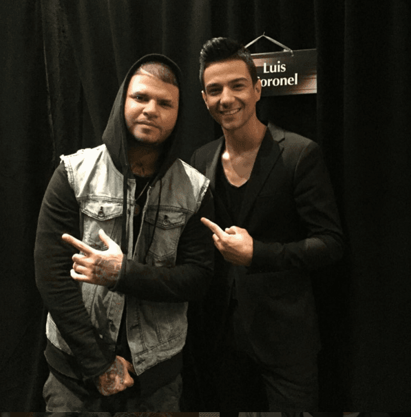 El urbano y Luis Coronel se encontraron en los pasillos y no dejaron pasar la foto del recuerdo.