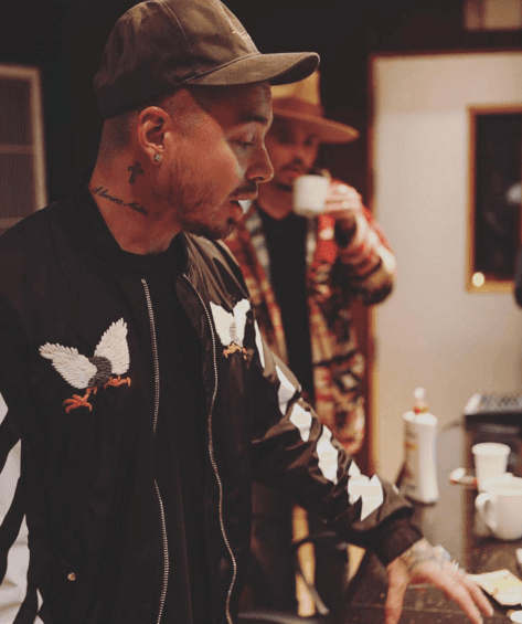 Súper concentrado en los detalles de su presentación.