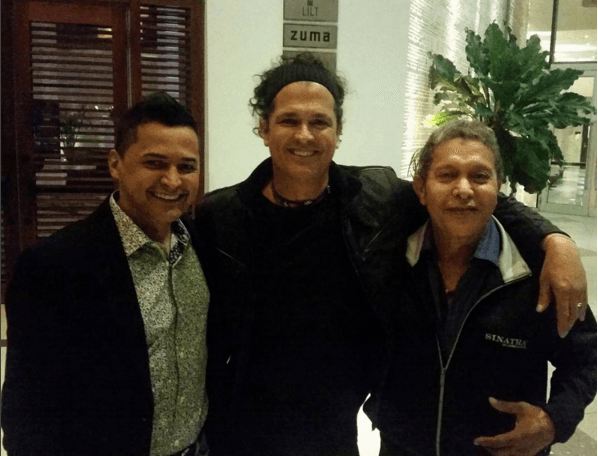 Con dos de sus artistas invitados.