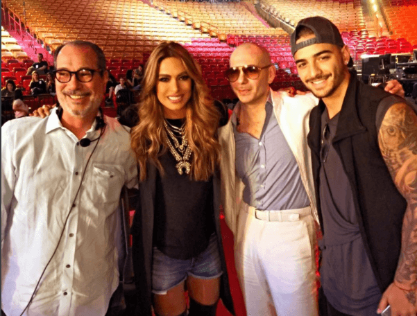 Gale no se perdió la foto del recuerdo, junto a estos grandes de la música.
