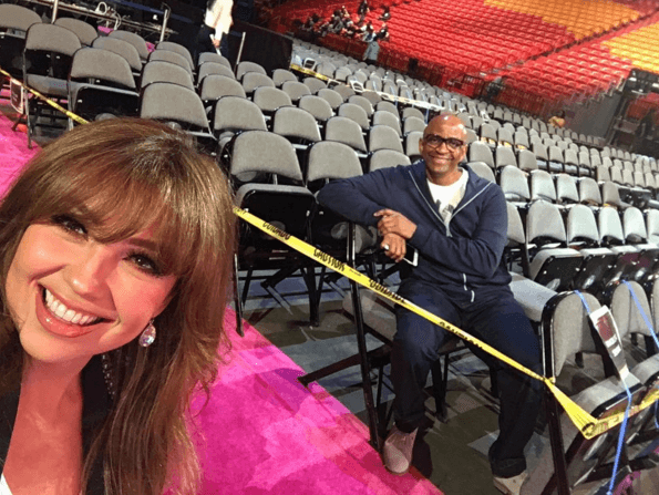 En los ensayos con uno de sus grandes amigos.