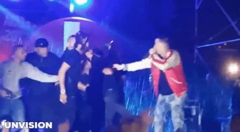 <b>Arcángel y De La Ghetto </b>cantaba de lo más normal hasta que un fan se acercó y comenzó a bailar con ellos, al llegar la seguridad él se puso intenso pero la seguridad lo resolvió rápidamente.