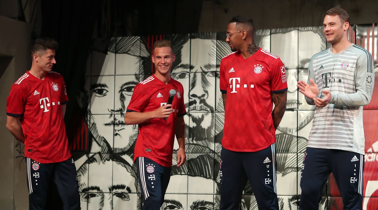 Este martes, en Múnich, el F.C. Bayern realizó la presentación de su nueva playera para la próxima temporada con varios de sus jugadores que son imagen de la reconocida marca alemana encargada de confeccionar sus uniformes. Este se estrenerá en el último juego de la Bundesliga ante el Stuttgart y se volverá a usar en la final de la DFB Pokal ante el Eintracht Frankfurt de Carlos Salcedo y Marco Fabián.