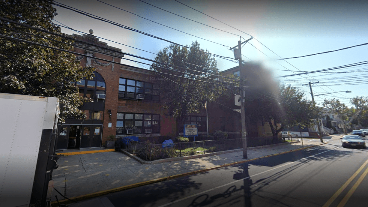 Dos hermanos adolescentes se ahogan en la piscina de una escuela secundaria de NJ