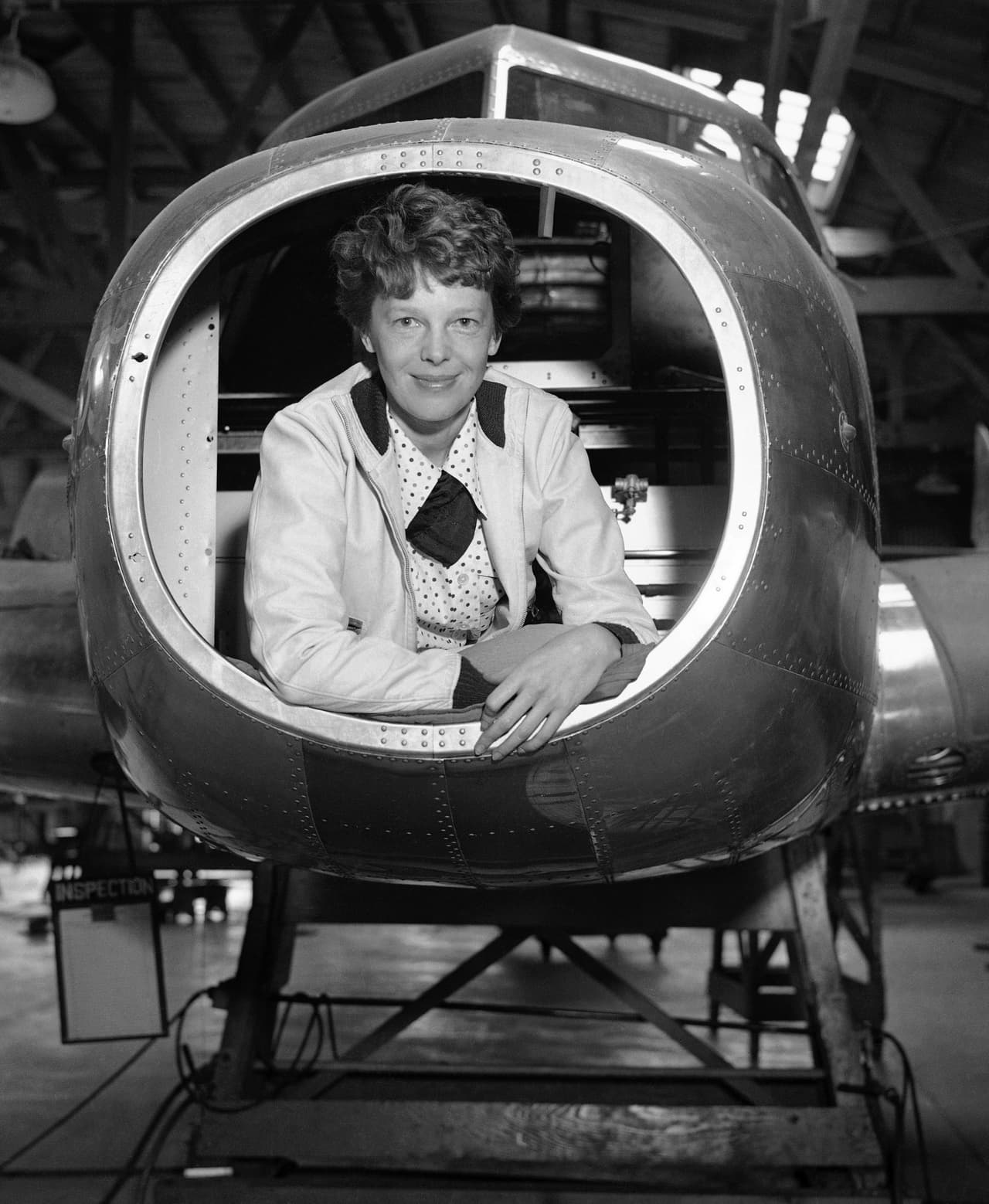 Otros de sus récords fue ser la primera mujer en hacer un vuelo sola de ida y vuelta a través de Estados Unidos, y en 1935 la primera persona en volar sola desde Honolulu, Hawaii a Oakland, California. Earhart junto al Lockheed Electra en el que luego volaría, el 26 de mayo de 1936, Burbank, California.