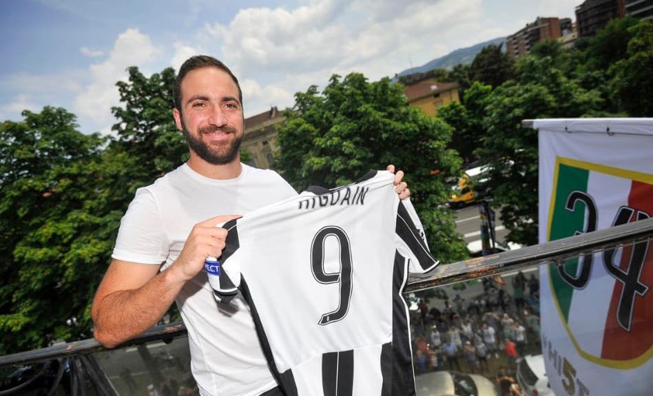 Gonzalo Higuaín ya arribó a Turín y fue ovacionado por hinchas de Juventus