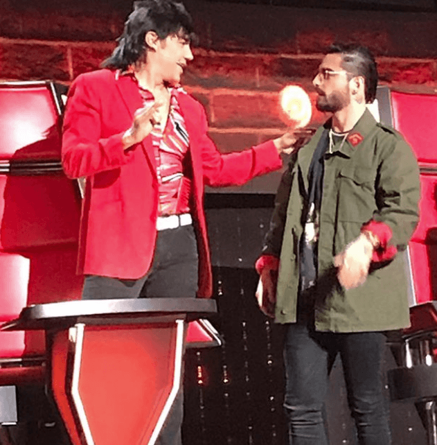 Adrián Uribe fue parte del jurado del show en donde famosos y empleados mostraban sus talentos en el escenario.