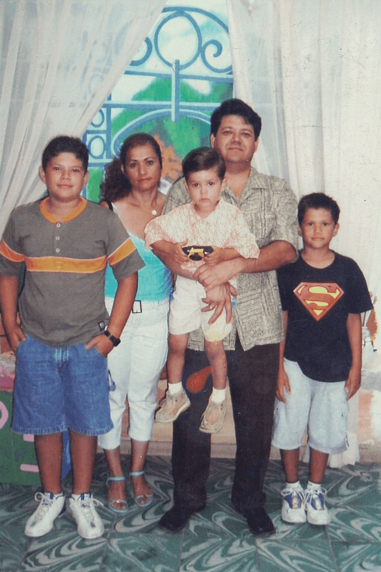 Brian llegó a las audiciones con su novia. Tenía futuro como futbolista, pero una lesión lo cambió todo. Ahora busca triunfar en La Banda.