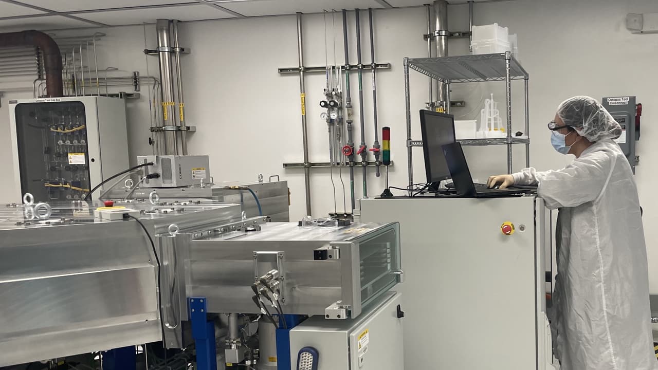 Escasez de microchips generará empleos y oportunidades estudiantiles: Secretaria de Comercio visita Phoenix