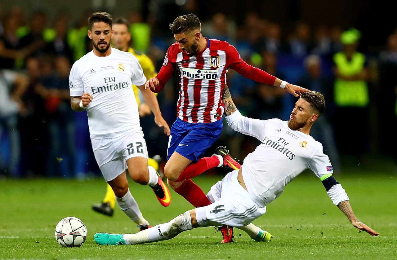 Carrasco estuvo a punto de liquidar el partido en los 90 minutos reglamentarios pero esta barrida de Ramos, que le costó la amarilla, evitó lo que hubiera sido un contraataque mortal.