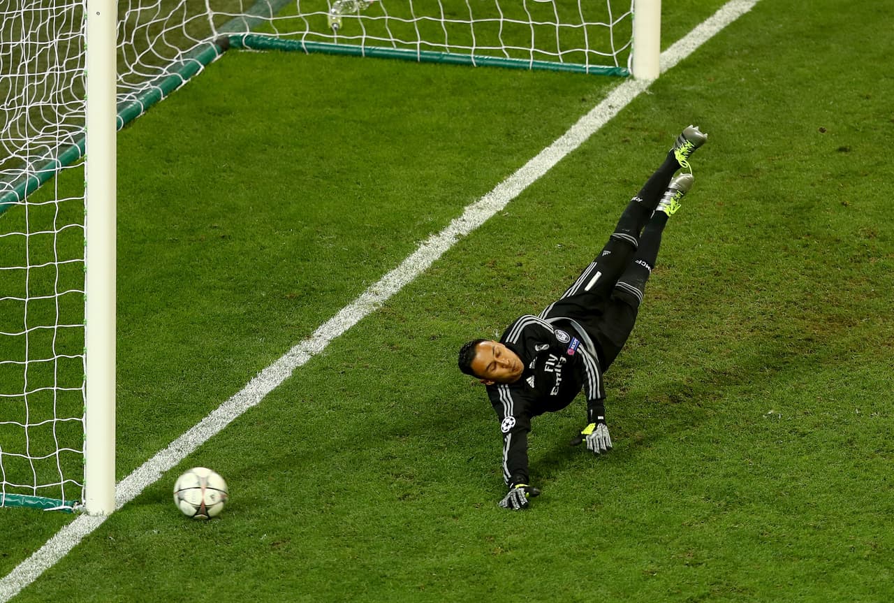 Luego de que todos acertaron sus cobros, se perfiló Juanfran con la diestra y remató directo al poste derecho de la portería de Keylor Navas, dejando al cuadro rojiblanco contra las cuerdas.