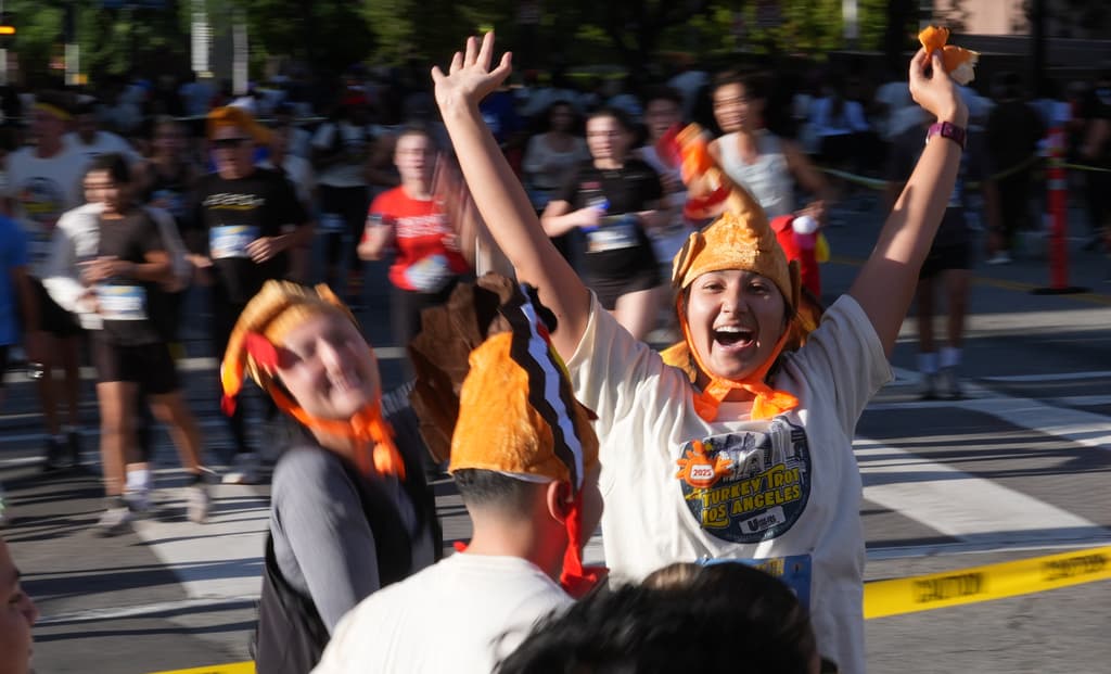 Las calles Spring Street y Grand Avenue permanecieron cerradas temporalmente para facilitar el desarrollo seguro de la carrera. Los organizadores instalaron estaciones de hidratación a lo largo del recorrido y proporcionaron música en vivo en varios puntos.