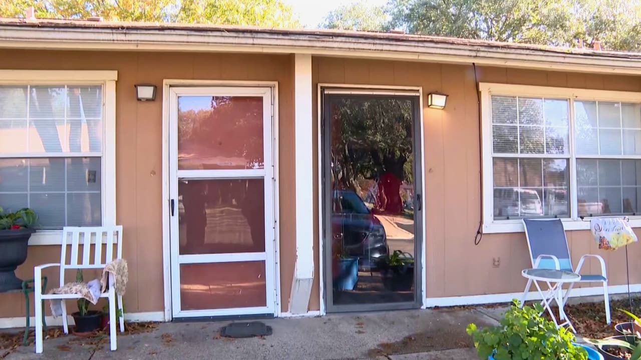 La entrada del hogar de June Gruebel, lugar donde un intruso la golpeó durante la noche.