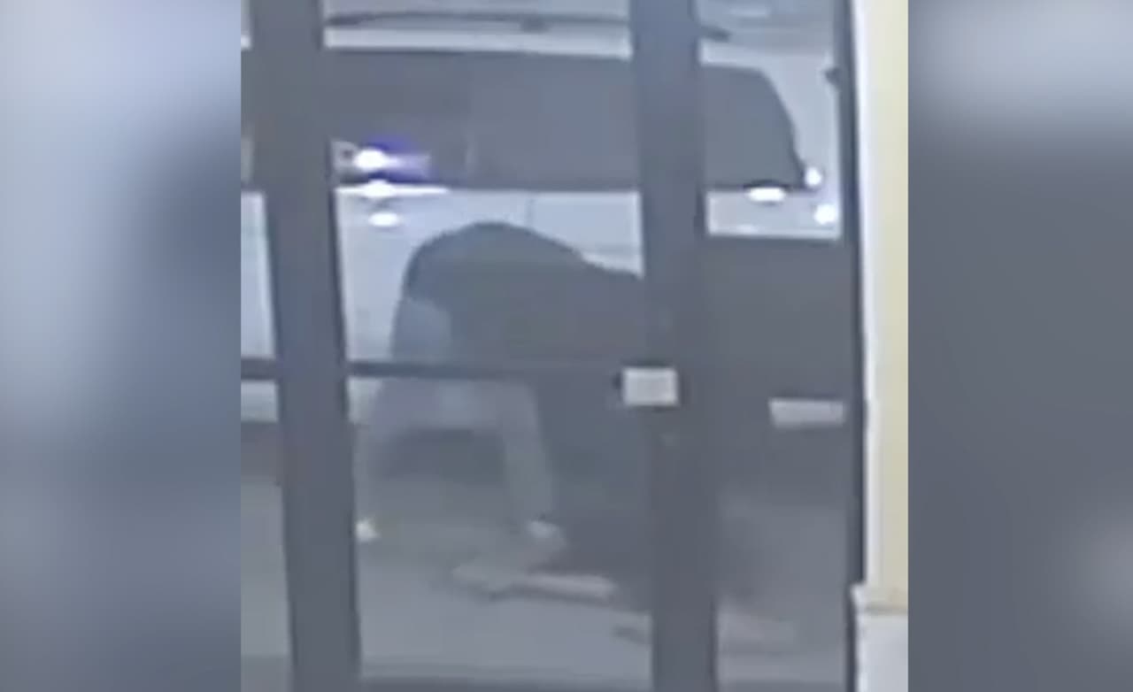 Lo patea en la cara para robarle su celular y las llaves de su apartamento en El Bronx