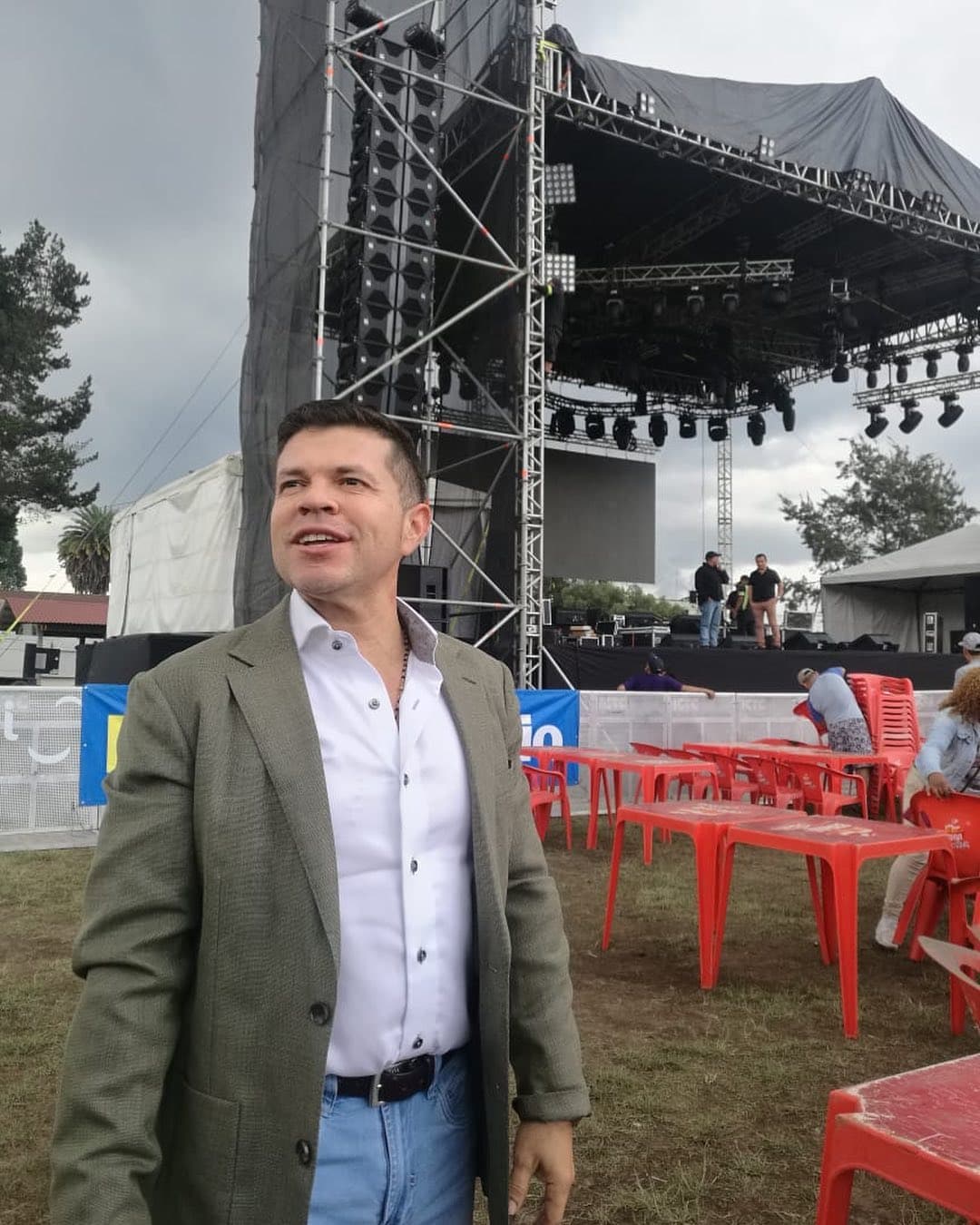 Entonces decidió retirarse de la banda y dedicarse a la carrera como solista, decisión que hasta hoy en día define como acertada.