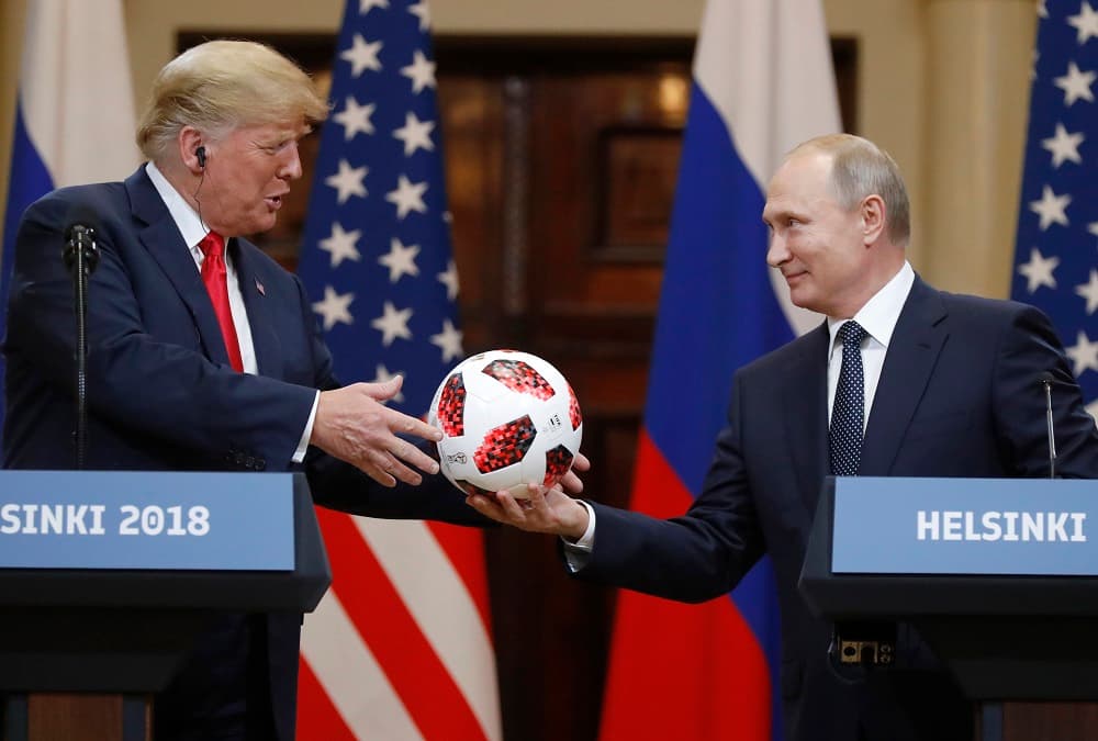 Putin (d) ofrece a Trump (i) el balón del Mundial durante la rueda de prensa en Helsinki, Finlandia.