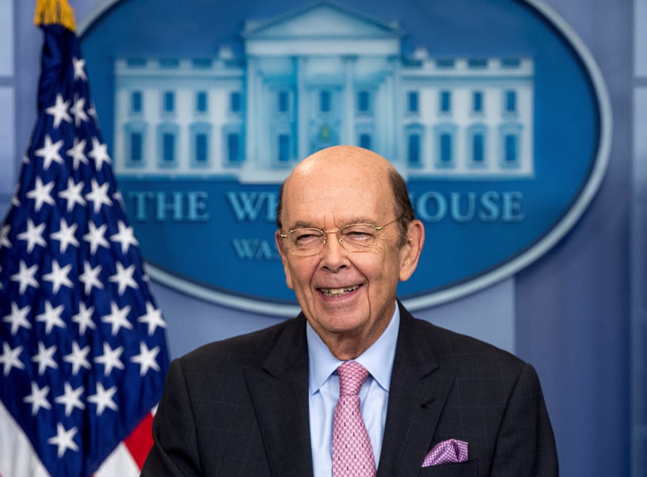 Tres meses depués del comienzo de la administración Trump, Wilbur Ross responde preguntas a los corresponsales en la Casa Blanca el 25 de abril de 2017.
<br>