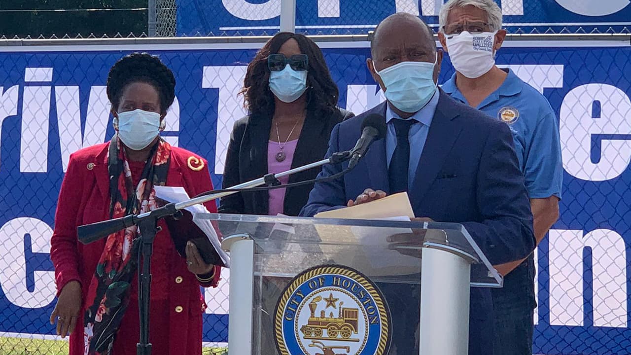 El alcalde de Houston,
<a href="https://www.univision.com/temas/sylvester-turner">Sylvester Turner</a>, estuvo en la inauguración de la clínica que se tiene previsto hacer 250 pruebas diarias.