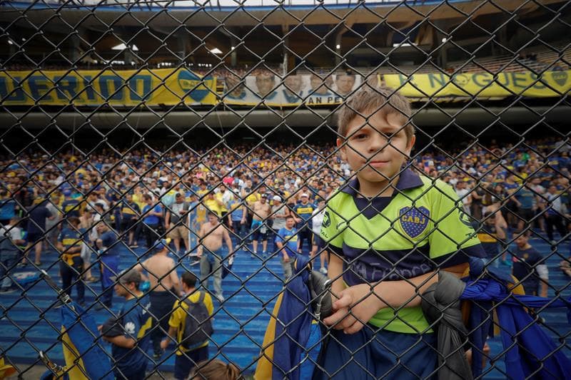 Los hinchas de Boca Juniors y River Plate viven con pasión la ida en la final de Copa Libertadores. Los xeneizes lo disfrutan en La Bombonera, mientras los 'millonarios' apoyan en el Monumental, pues no pueden ir al estadio de su rival.