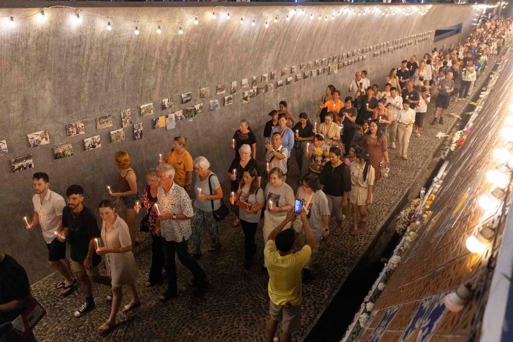 Familiares de las víctimas del tsunami del océano Índico de 2004 en una vigilia con velas mientras participan en el 20º aniversario, en el Parque Memorial del Tsunami en Ban Nam Khem, en el sur de Tailandia, el jueves 26 de diciembre de 2024.
