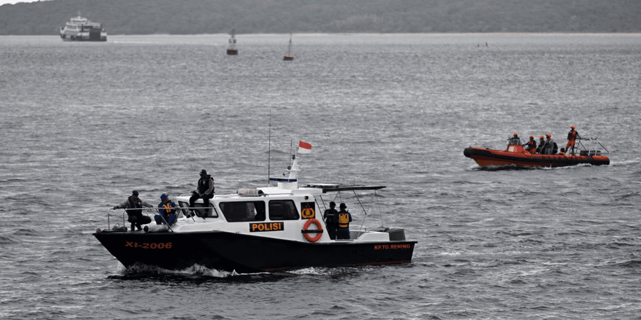 Buscan a 240 personas tras perderse el contacto con un barco de pasajeros en Indonesia