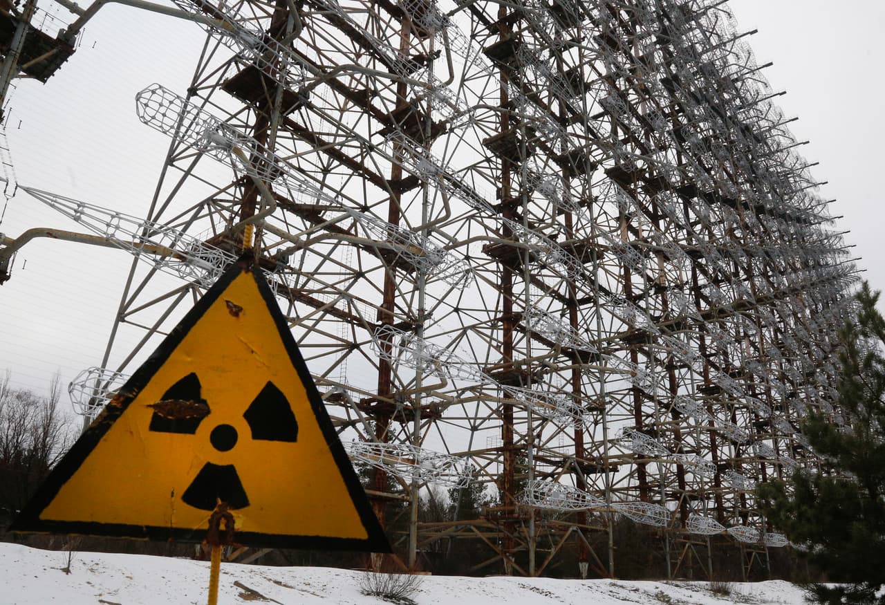 Esta foto de archivo muestra una señal de radioactividad en Chernobyl en noviembre de 2018.
