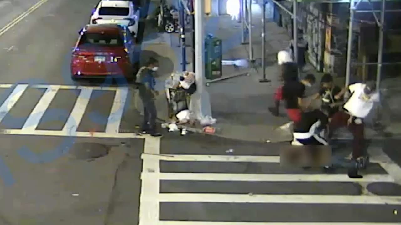 Grupo de asaltantes golpea y deja en condición crítica a un hombre en Queens