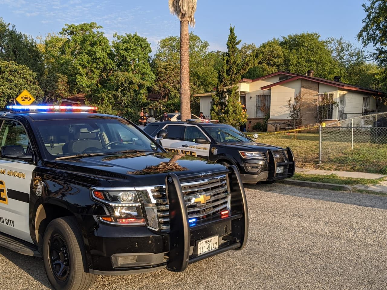 Policía de San Antonio busca a un adolescente que disparó contra el hermano de su novia