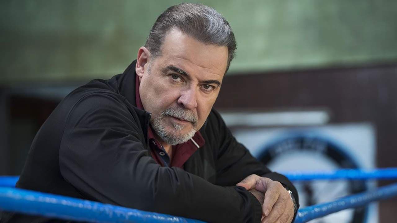 <b><a href="https://www.univision.com/temas/cesar-evora" target="_blank">César Évora</a></b> interpretará a
<b> Oscar Millán 'El Oso'</b>, mentor de boxeo y compositor de corazón. Tendrá que vivir varios desazones en su vida tanto profesionales como amorosos, para que al cabo de varios años pueda llevarse una grata sorpresa.