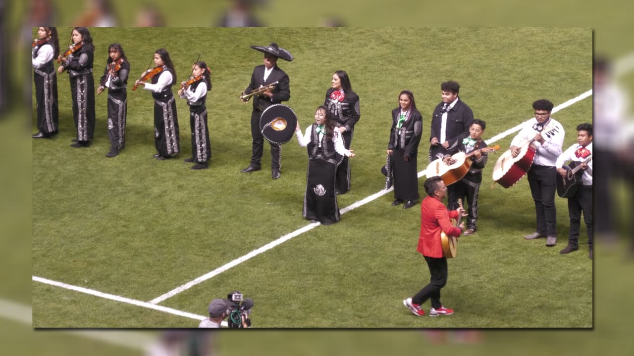 El sábado pasado, los jugadores del equipo de fútbol Real Salt Lake se fueron a la banca pero no por una tarjeta roja, sino para disfrutar con alegría de las actividades por el inicio del Mes de la Herencia Hispana.