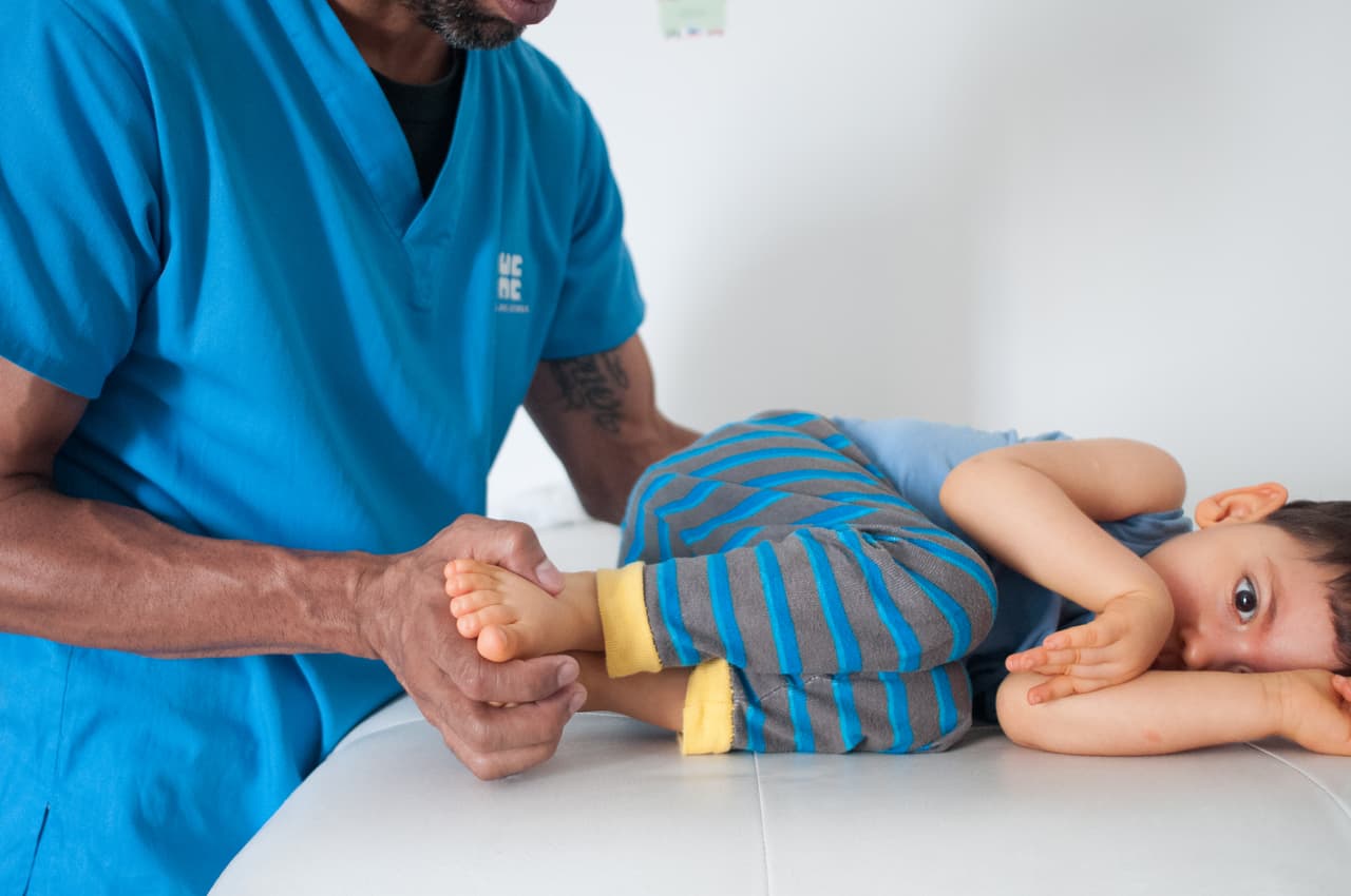 El estómago de Aitor no tiene fuerza para procesar los alimentos y su dieta es a base de vegetales, proteínas y grasas procesadas como papillas.